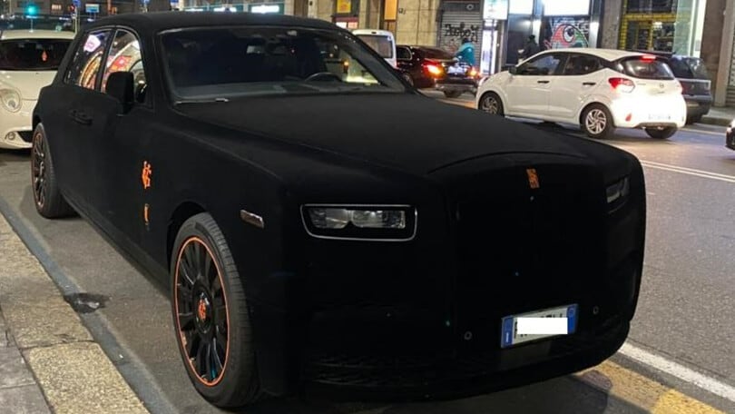 Gianluca Vacchi ha una pacchianissima Rolls Royce in velluto