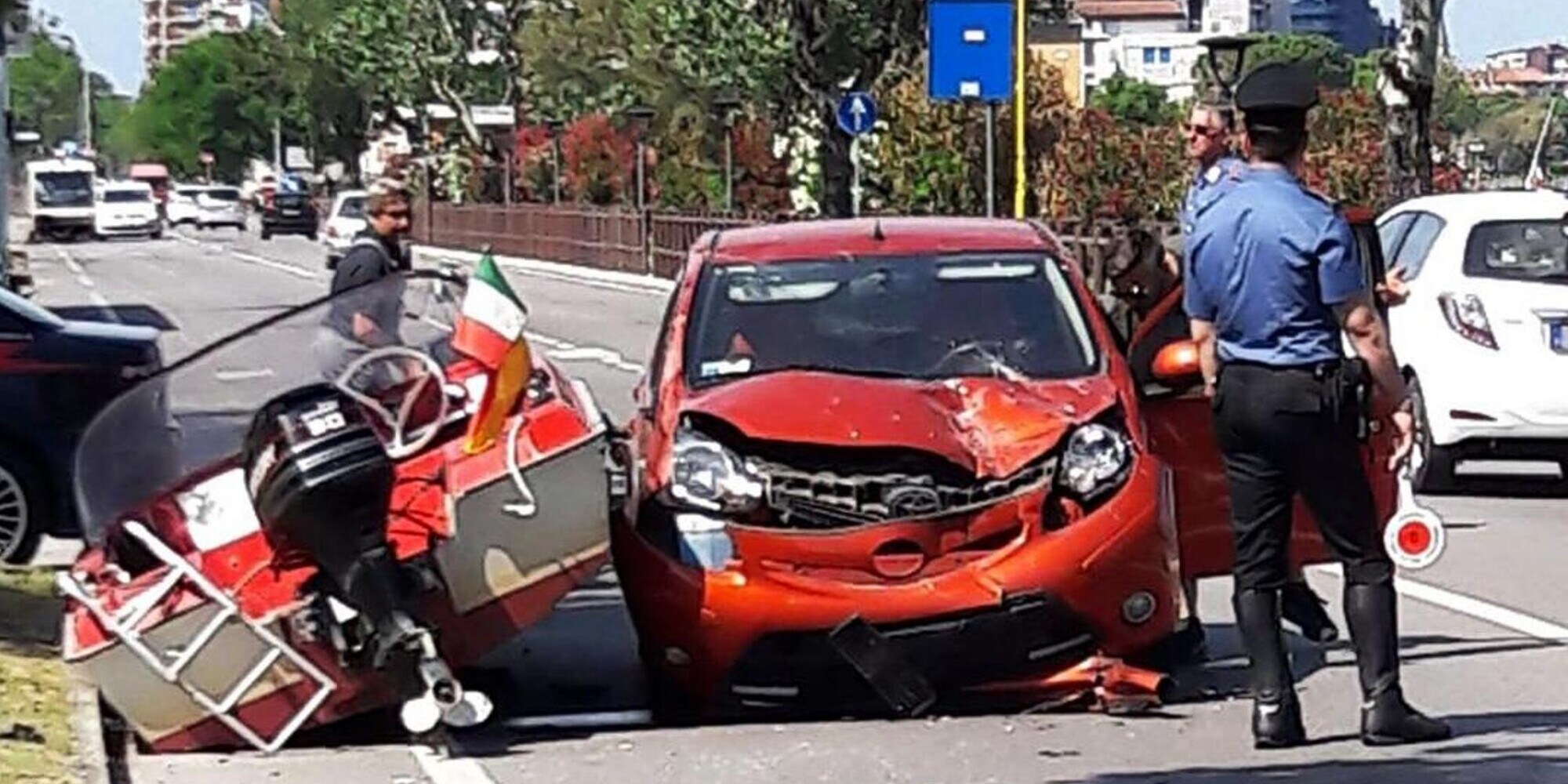 Incidente assurdo in Friuli: un’auto si scontra con… un motoscafo FOTO