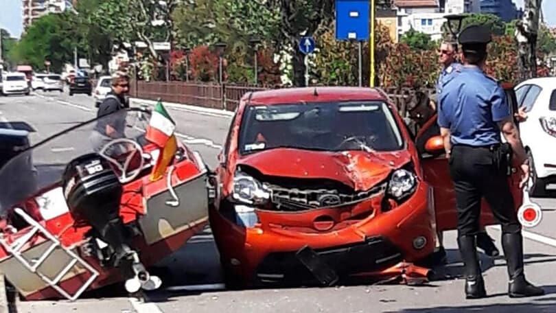 Incidente assurdo in Friuli: un’auto si scontra con… un motoscafo FOTO