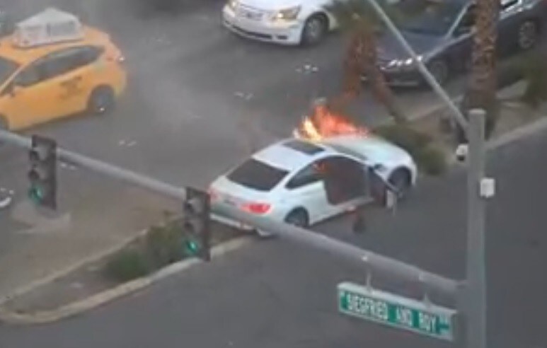 Poliziotto e passante salvano automobilista dalla BMW in fiamme!