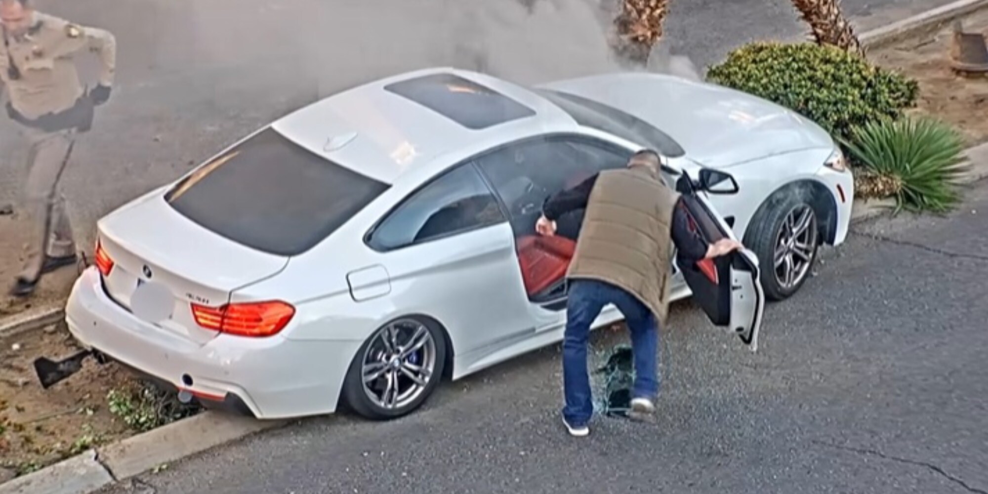 La BMW è in fiamme: il poliziotto salva l'automobilista!