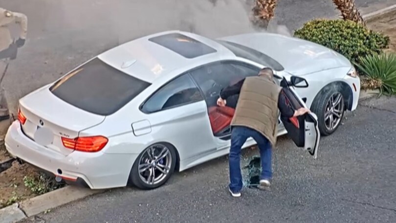 La BMW è in fiamme: il poliziotto salva l'automobilista!