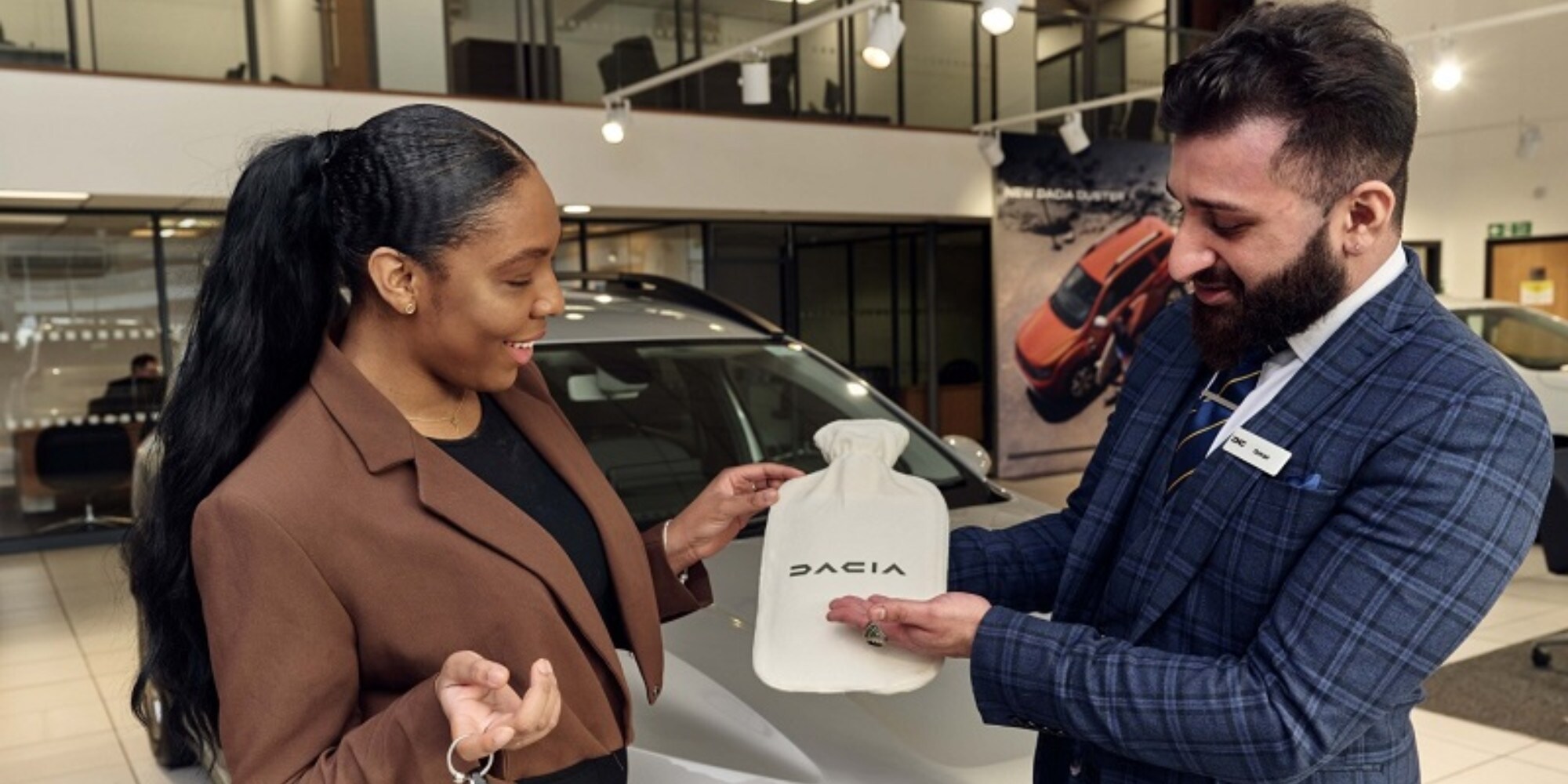 Dacia regala borse dell'acqua calda: il motivo è incredibile!