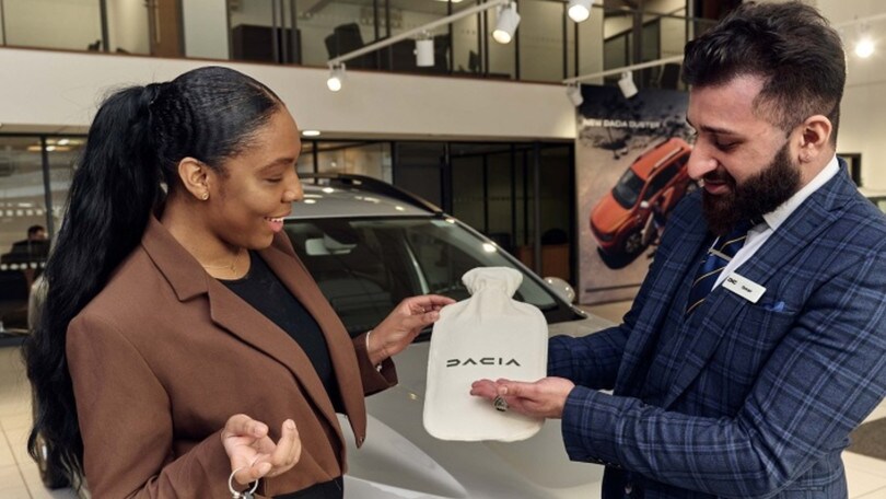 Dacia regala borse dell'acqua calda: il motivo è incredibile!
