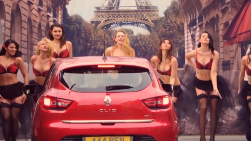 Donne e motori, non più dolori: ecco come sono cambiati gli spot delle auto negli anni