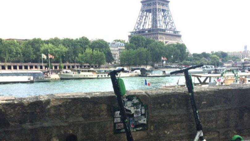 Parigi, arriva il referendum per i monopattini: i cittadini decideranno se abolirli