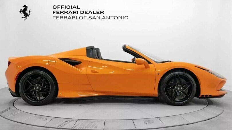 Una Ferrari arancione Lamborghini: quando l'impensabile diventa realtà