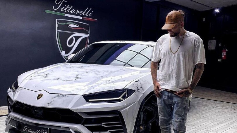 Guè, tutte le supercar del rapper che si è esibito a Sanremo