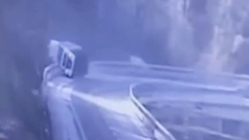 Camion precipita da un viadotto sulla A6: il terribile incidente