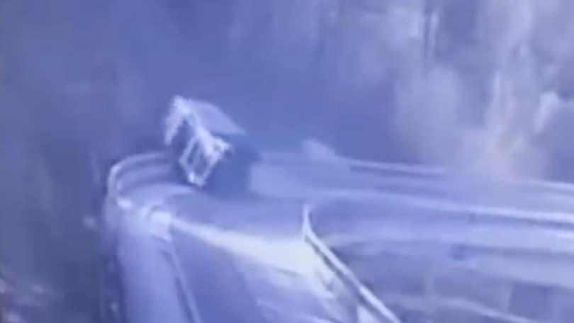 Camion finisce contro il guardrail sull'A6: si ribalta e fa un volo di 15 metri VIDEO