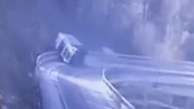 Camion finisce contro il guardrail sull'A6: si ribalta e fa un volo di 15 metri VIDEO