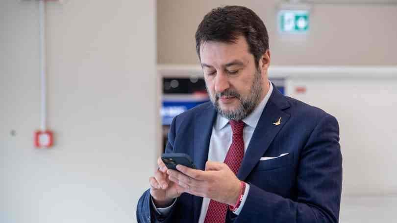 Stop benzina e diesel, la collera di Salvini: "Folle e sconcertante"