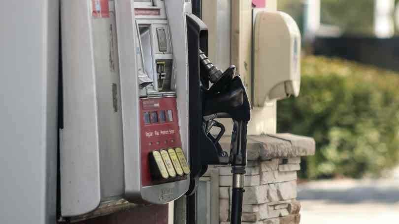 Carburanti: oscillazione lieve dei prezzi, benzina al self a 1,863 euro al litro