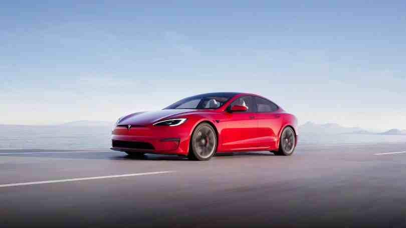 Tesla richiama più di 362mila auto: la guida autonoma causa incidenti