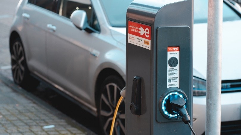 Pieno all’auto, Assoutenti: ecco quanto costa con elettrico e benzina