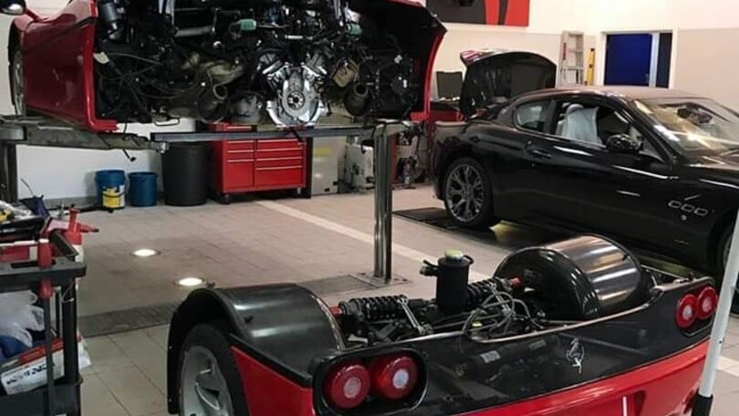 Come si cambia una frizione su una Ferrari F50? Dividendola in due!