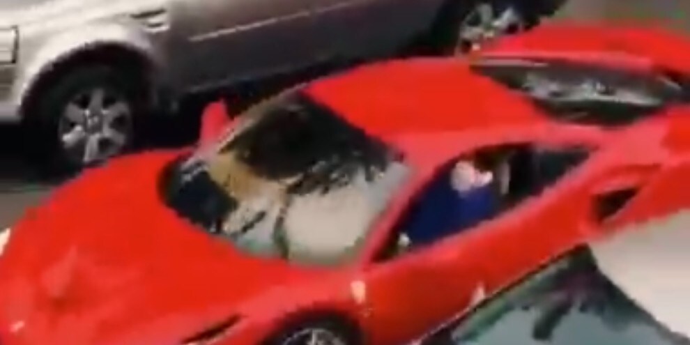 A Napoli un bambino è stato filmato al volante di una Ferrari