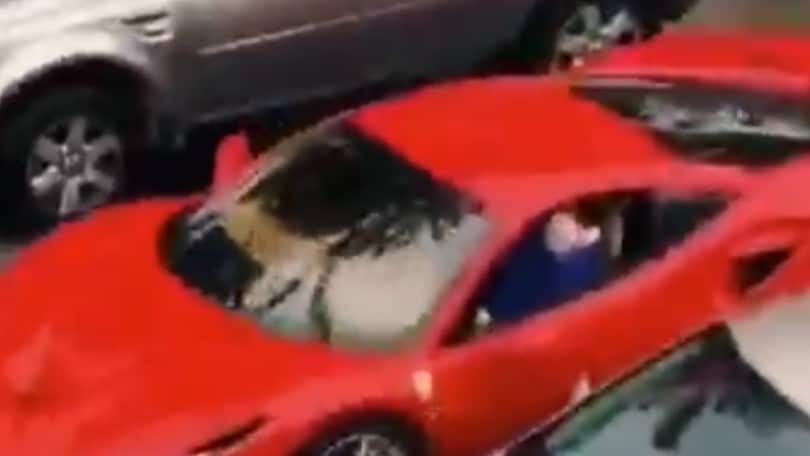 A Napoli un bambino è stato filmato al volante di una Ferrari
