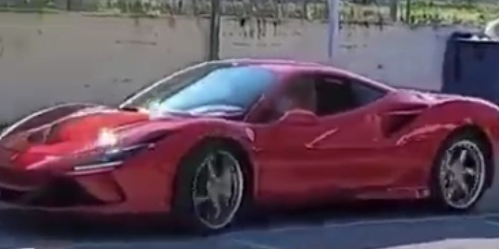 Napoli, guida una Ferrari ma ha solo 11 anni: il video indigna il web