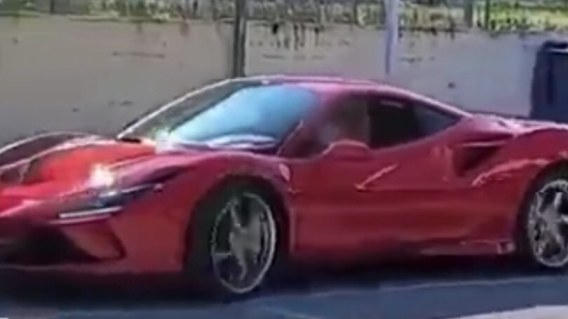 Napoli, guida una Ferrari ma ha solo 11 anni: il video indigna il web