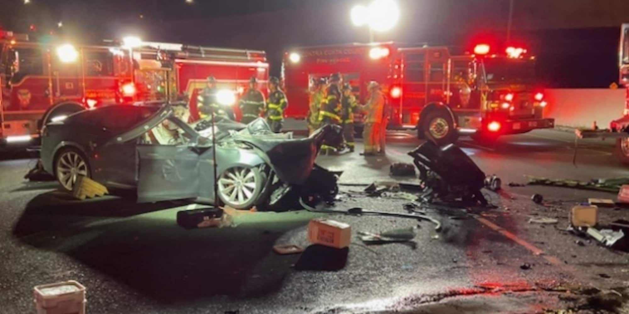 Tesla Model S si schianta contro camion dei pompieri: autista beffato dall'autopilota