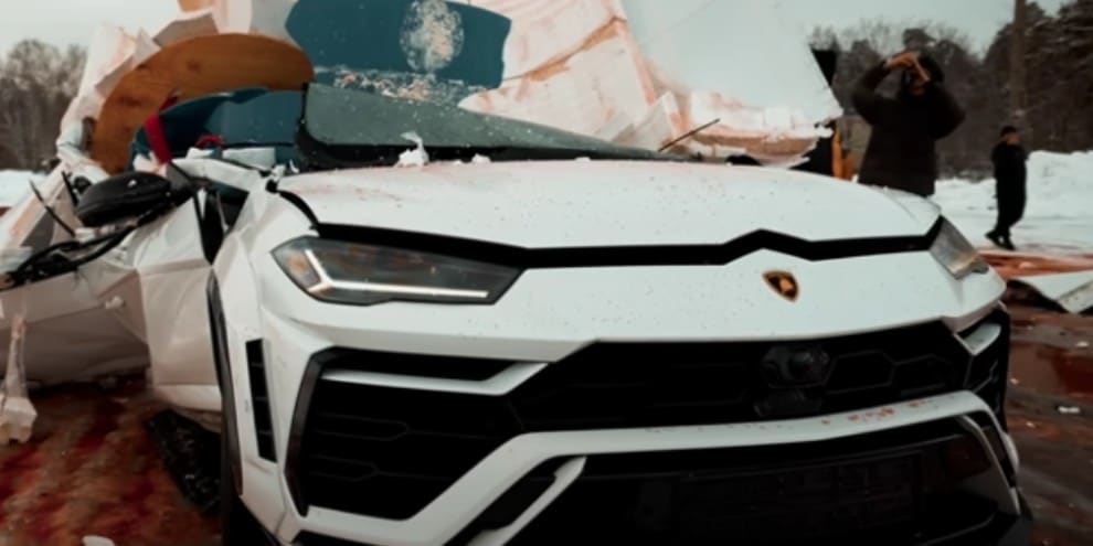 Youtuber distugge una Lamborghini Urus: le immagini sono da brividi