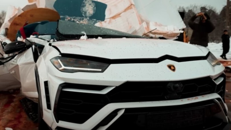 Youtuber distugge una Lamborghini Urus: le immagini sono da brividi