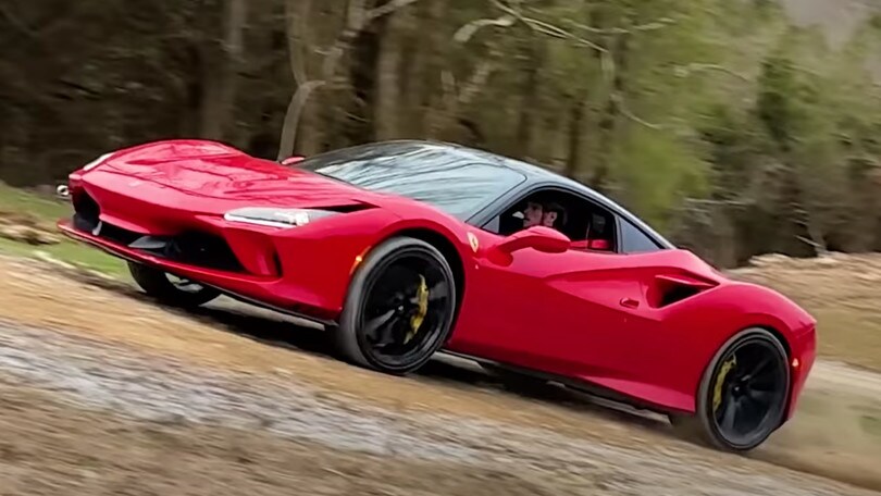 Compra una Ferrari da 400mila dollari per distruggerla: il folle video