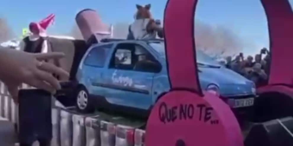 La Twingo di Shakira diventa un carro di Carnevale in Spagna