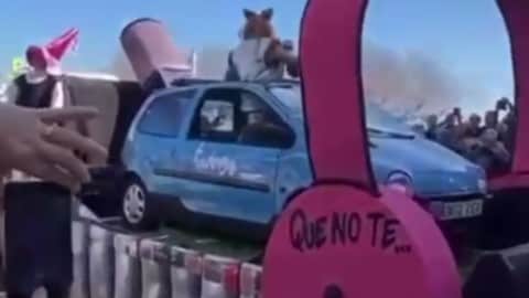 La Twingo di Shakira diventa un carro di Carnevale in Spagna