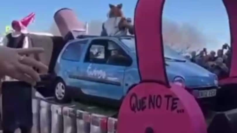 La Twingo di Shakira diventa un carro di Carnevale in Spagna