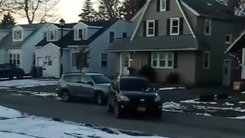 Donna tampona il Suv della vicina al culmine di un litigio