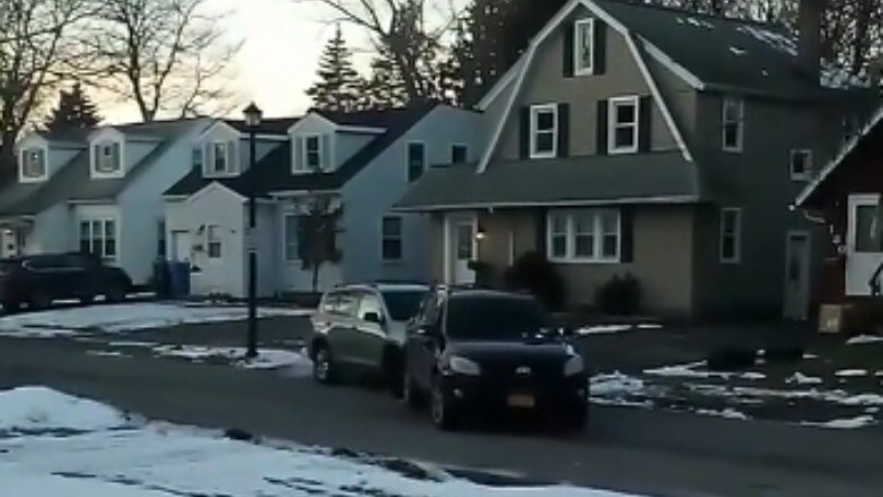 Tampona l'auto della vicina per spostarla: il video è virale