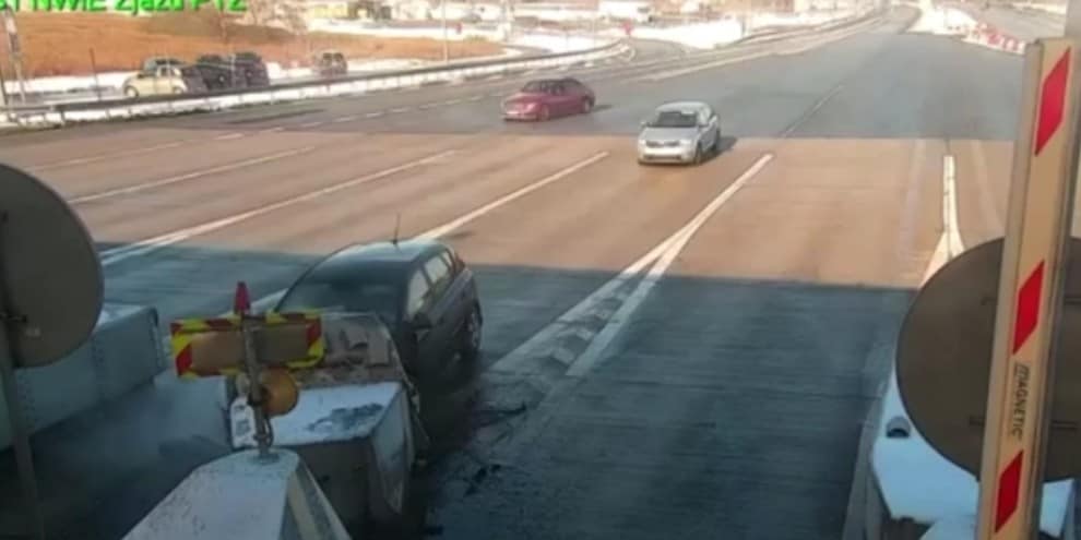 Schianto violentissimo al casello: automobilista sopravvive per miracolo!