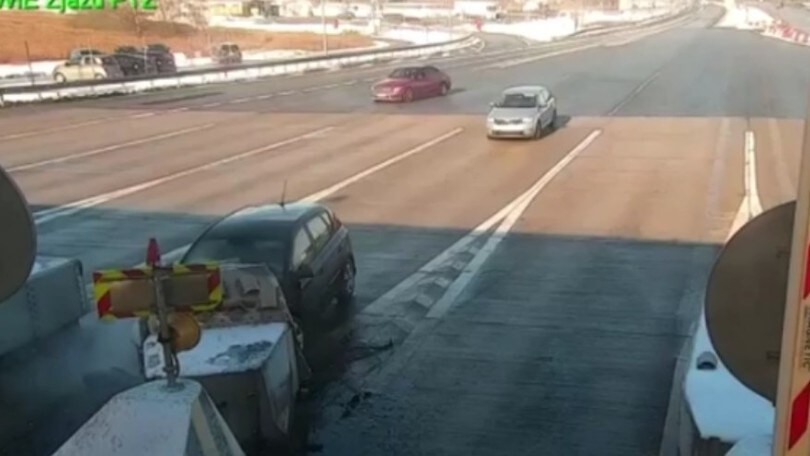 Schianto violentissimo al casello: automobilista sopravvive per miracolo!