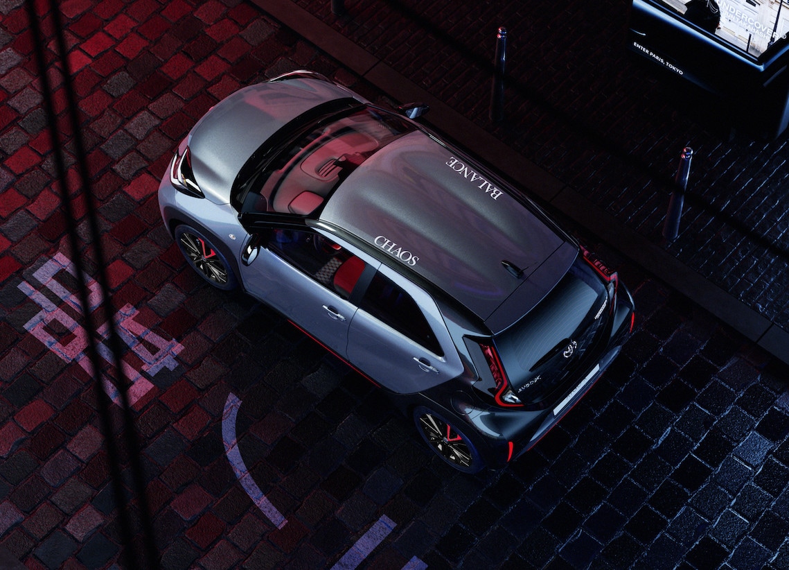 Toyota Aygo X by Undercover sfila alla Parigi Fashion Week