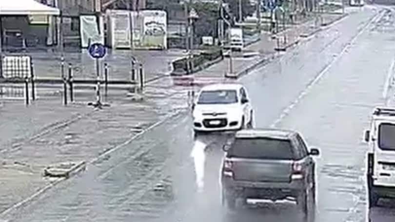 Ubriaco sulla Panda semina il panico e inchioda sul marciapiede