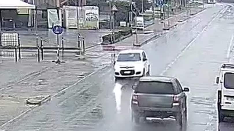 Ubriaco sulla Panda semina il panico e inchioda sul marciapiede