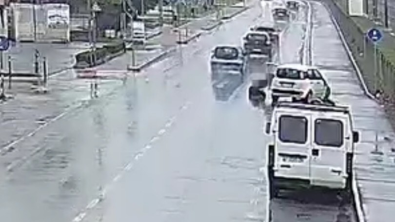 Ubriaco sulla Panda sale sul marciapiede, accosta e crolla sull'asfalto