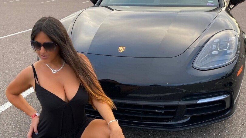 Claudia Romani, il suo cuore batte sì per il Milan ma anche per le supercar!