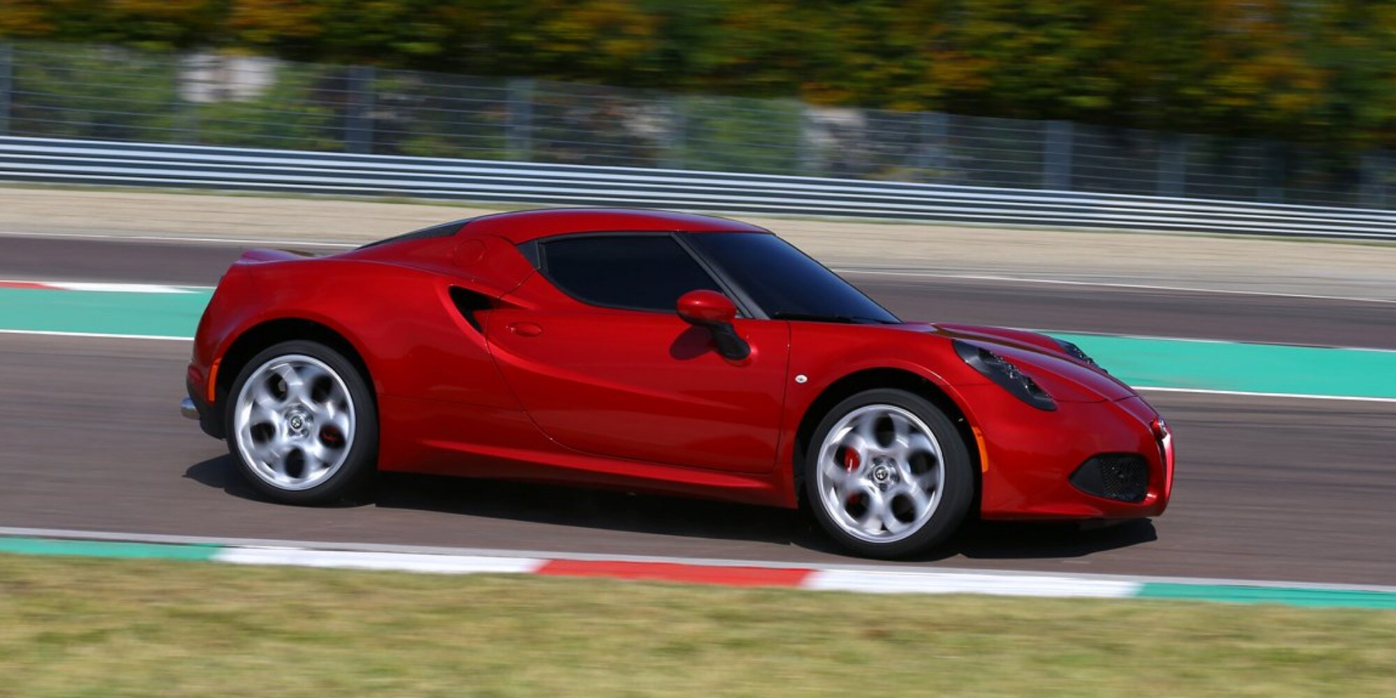 Alfa Romeo 4C, la supercar compatta che ha fatto sognare i puristi