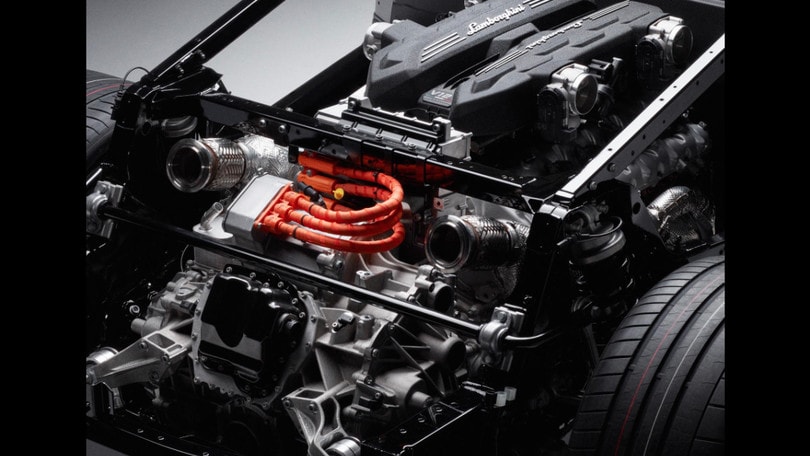 Lamborghini V12 ibrida plug-in, le caratteristiche "inedite" di motore e cambio