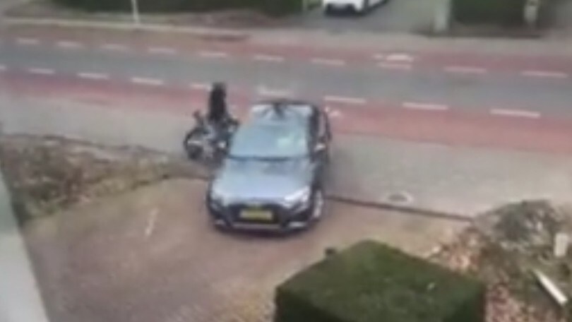 Compra l'auto nuova, alla consegna un motociclista ci si schianta contro