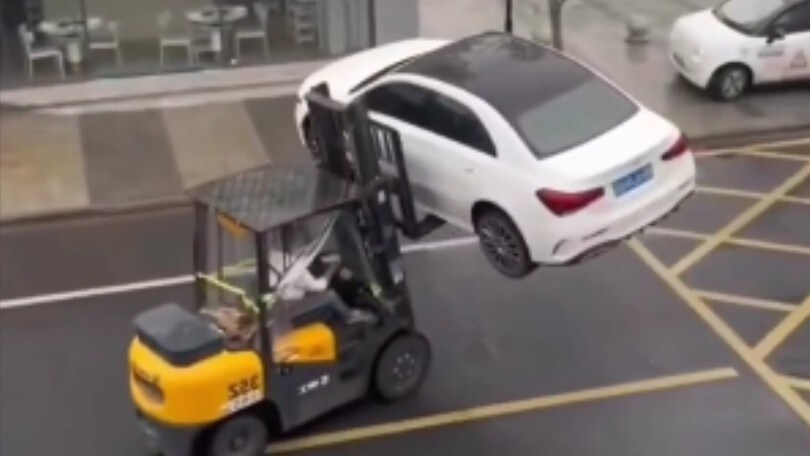 Usa il muletto per spostare una Mercedes in divieto di sosta VIDEO