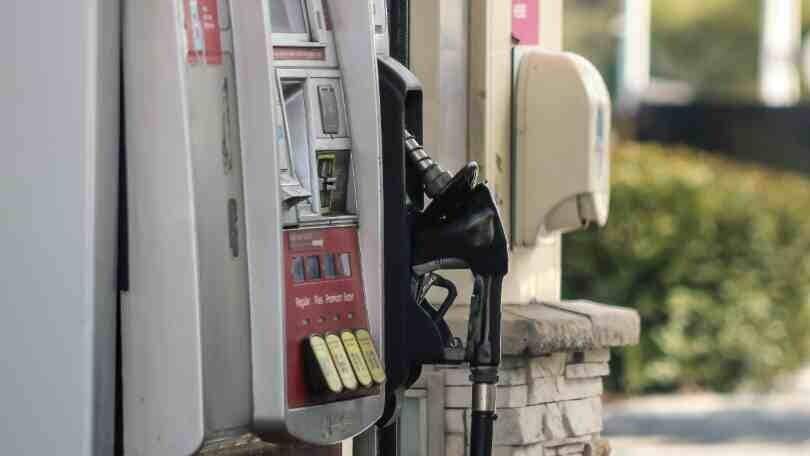 Carburanti, prezzi in discesa. Benzina a 1,85 euro al self