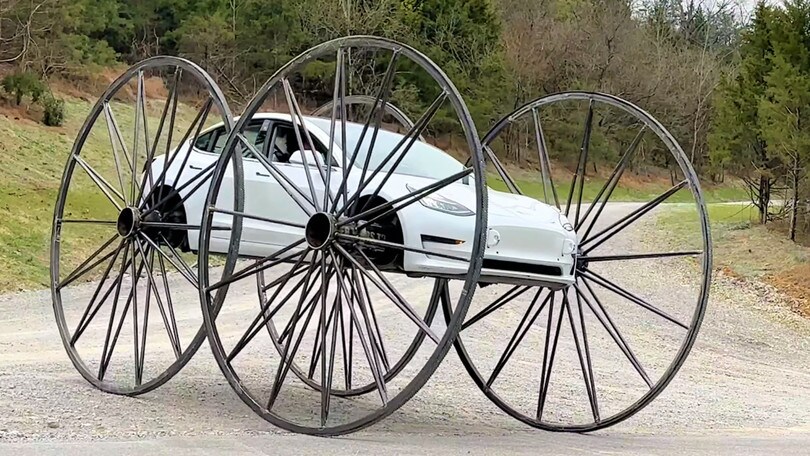 Tesla Model 3, impressionante con cerchi da 115 pollici!