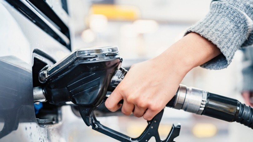 Caro carburanti, scendono ancora i prezzi di benzina e diesel