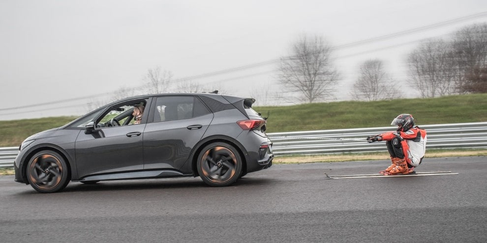 Trainato con la Cupra sugli sci: Valerio Boni segna un nuovo record!