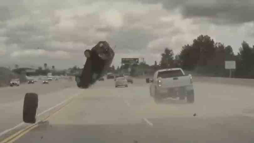 L'incidente fra una Kia Soul e la ruota di un pick-up