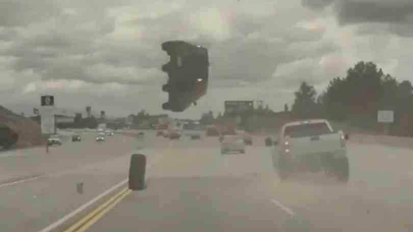 Ruota vagante colpisce un'auto e la fa saltare in aria: l'incidente è da brividi
